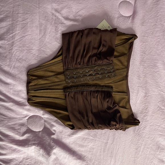 Selling a brown corset top, in the lower part of the corset it does a V form - Picture 3 of 4